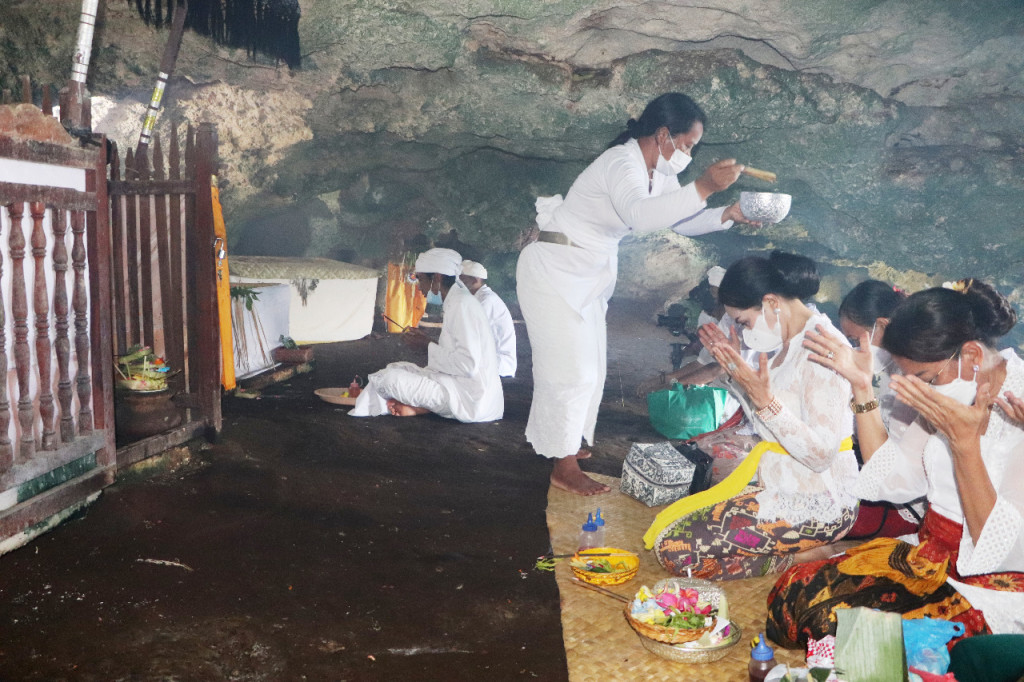 DWP Badung Sembahyang di Pura Selonding Desa Pecatu, Kutsel